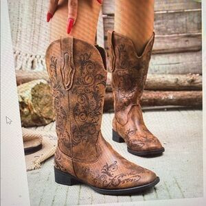 SHEIN Brown Embroidered Western Cowgirl Boots